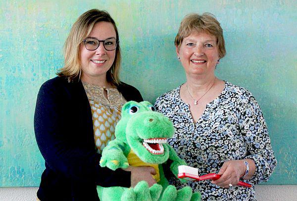 32 Jahre im Einsatz für gesunde Kinderzähne im Landkreis Lörrach.
Marina Bull-Müller (rechts) freut sich, die Geschäftsführung der Arbeitsgemeinschaft Zahngesundheit Landkreis Lörrach in gute Hände abzugeben. Regina Sutter sieht der neuen Herausforderung entgegen.
Foto: Landratsamt Lörrach 32 Jahre im Einsatz für gesunde Kinderzähne im Landkreis Lörrach.
Marina Bull-Müller (rechts) freut sich, die Geschäftsführung der Arbeitsgemeinschaft Zahngesundheit Landkreis Lörrach in gute Hände abzugeben. Regina Sutter sieht der neuen Herausforderung entgegen.
Foto: Landratsamt Lörrach