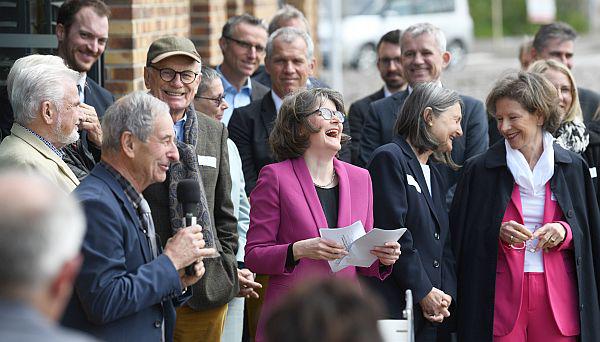 Erfolgsgeschichte INFOBEST PALMRAIN: 30 Jahre grenzüberschreitende Beratung, Information und Vermittlung in Village-Neuf.
Von links nach rechts: Daniel Adrian (Conseiller d’Alsace und Maire de Landser), Kathrin Schweizer (Regierungspräsidentin Kanton Basel-Landschaft), Bärbel Schäfer (Regierungspräsidentin des Regierungspräsidiums Freiburg) und Marion Dammann (Landrätin Landkreis Lörrach).
Foto: INFOBEST PALMRAIN - Juri Junkov Erfolgsgeschichte INFOBEST PALMRAIN: 30 Jahre grenzüberschreitende Beratung, Information und Vermittlung in Village-Neuf.
Von links nach rechts: Daniel Adrian (Conseiller d’Alsace und Maire de Landser), Kathrin Schweizer (Regierungspräsidentin Kanton Basel-Landschaft), Bärbel Schäfer (Regierungspräsidentin des Regierungspräsidiums Freiburg) und Marion Dammann (Landrätin Landkreis Lörrach).
Foto: INFOBEST PALMRAIN - Juri Junkov