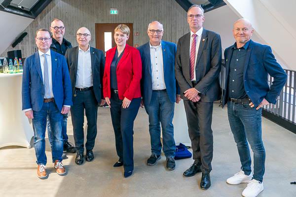 Staatssekretärin Andrea Lindlohr besuchte Bauinformationszentrum BIZZ in Gutach.
Von links: Bürgermeister Sebastian Rötzer (Gutach), Moderator Klaus Wehrle, Bürgermeister Roland Tibi (Elzach), Staatssekretärin Andrea Lindlohr, Grünen-Landtagsabgeordneter Alexander Schoch, Bürgermeister Stephan Schonefeld (Simonswald) und Christian Dittrich (Erster Vorstand BIZZ e.V.).

Foto: Jens Glade / Internetzeitung REGIOTRENDS