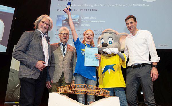 „Junior.ING“ im Europa-Park.
Platz 1 in der Alterskategorie ab Klassenstufe 9.
Foto: Europa-Park - Silvie Kühne „Junior.ING“ im Europa-Park.
Platz 1 in der Alterskategorie ab Klassenstufe 9.
Foto: Europa-Park - Silvie Kühne