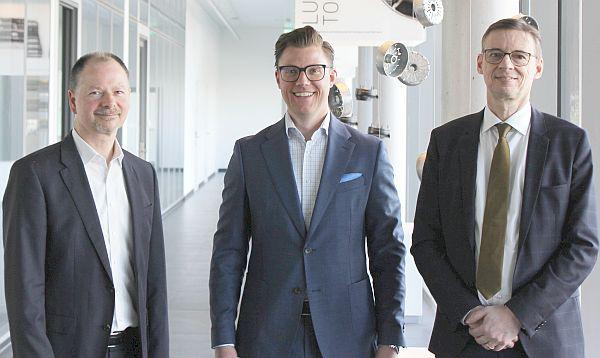 Oberbürgermeister Gregor Bühler besuchte Progress-Werk Oberkirch AG.
Oberbürgermeister Gregor Bühler (Mitte) traf sich vor wenigen Tagen für einen ersten Gedankenaustausch mit PWO-Vorstandsvorsitzenden Carlo Lazzarini (rechts) und dem damaligen Vorstandsmitglied Johannes Obrecht.
Gregor Bühler zeigte sich beeindruckt vom Leistungsspektrum des global agierenden Unternehmens und dessen Verwurzelung mit dem Stammsitz Stadelhofen.
Foto: Stadt Oberkirch Oberbürgermeister Gregor Bühler besuchte Progress-Werk Oberkirch AG.
Oberbürgermeister Gregor Bühler (Mitte) traf sich vor wenigen Tagen für einen ersten Gedankenaustausch mit PWO-Vorstandsvorsitzenden Carlo Lazzarini (rechts) und dem damaligen Vorstandsmitglied Johannes Obrecht.
Gregor Bühler zeigte sich beeindruckt vom Leistungsspektrum des global agierenden Unternehmens und dessen Verwurzelung mit dem Stammsitz Stadelhofen.
Foto: Stadt Oberkirch