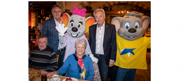 Europa-Park Inhaber Roland und Jürgen Mack zusammen mit Helene Metzger (89 Jahre), eine der ältesten Teilnehmerinnen
Bild: Europa-Park Europa-Park Inhaber Roland und Jürgen Mack zusammen mit Helene Metzger (89 Jahre), eine der ältesten Teilnehmerinnen
Bild: Europa-Park