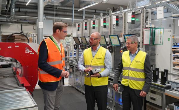 V.l.n.r. CDU-Bundestagsabgeordneter Yannick Bury, Manufacturing Manager Andreas Schmitt und Werksleiter Jürgen Siefert V.l.n.r. CDU-Bundestagsabgeordneter Yannick Bury, Manufacturing Manager Andreas Schmitt und Werksleiter Jürgen Siefert