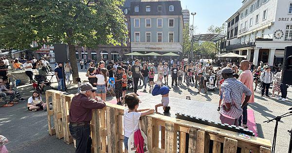 Stadt Lörrach: „Wir machen Platz!“ - Gelungener Auftakt für neue Gestaltung der Unteren Wallbrunnstraße.
"Wir machen Platz" in Bewegung: Bei der Tanzveranstaltung "Open Cypher" von Mentor Shalijani und dem Tanzwerk Dreiländereck waren alle eingeladen mit zu tanzen.
Foto: Stadt Lörrach - Anne Eberhardt Stadt Lörrach: „Wir machen Platz!“ - Gelungener Auftakt für neue Gestaltung der Unteren Wallbrunnstraße.
"Wir machen Platz" in Bewegung: Bei der Tanzveranstaltung "Open Cypher" von Mentor Shalijani und dem Tanzwerk Dreiländereck waren alle eingeladen mit zu tanzen.
Foto: Stadt Lörrach - Anne Eberhardt