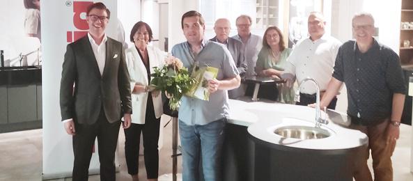 Gelungener Start. Bei der offiziellen Eröffnung am Dienstagabend konnten sich die geladenen Gäste einen eigenen Eindruck vom breiten Angebotsspektrum der Küchen Heimat in der Oberkircher Hauptstraße verschaffen. Die Aufnahme zeigt von links: Oberbürgermeister Gregor Bühler; Iris Sehlinger, Geschäftsführerin Stadtmarketing Oberkirch e.V.; Klemens Pfeifer, Studioleiter Oberkirch; die Stadträte Rudolf Hans Zillgith, Stephan Zillgith und Eveline Seeberger; Meik Grüninger, Studioleiter Lahr sowie Frank Hellstern, erster Vorstand des Stadtmarketingvereins.
Photo: privat/Stadt Oberkirch Gelungener Start. Bei der offiziellen Eröffnung am Dienstagabend konnten sich die geladenen Gäste einen eigenen Eindruck vom breiten Angebotsspektrum der Küchen Heimat in der Oberkircher Hauptstraße verschaffen. Die Aufnahme zeigt von links: Oberbürgermeister Gregor Bühler; Iris Sehlinger, Geschäftsführerin Stadtmarketing Oberkirch e.V.; Klemens Pfeifer, Studioleiter Oberkirch; die Stadträte Rudolf Hans Zillgith, Stephan Zillgith und Eveline Seeberger; Meik Grüninger, Studioleiter Lahr sowie Frank Hellstern, erster Vorstand des Stadtmarketingvereins.
Photo: privat/Stadt Oberkirch