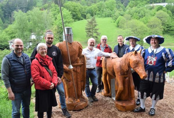 Ritter Wilhelm von Schwarzenberg und sein Pferd - die neue Attraktion zu Beginn des Ritterwanderwegs zur Kastelburg. Die neuen Figuren mit den Initiatoren und Mitwirkenden.