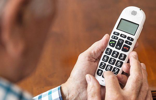 12. Juni: "Im Alter sicher leben - Wie sich Senioren im Alltag vor Kriminalität schützen können".
Vorsicht vor dem „Enkeltrick“ am Telefon: Senioren erfahren bei einem Vortrag, wie sie sich vor Betrügern schützen können.
Foto: Stadt Lahr - Polizeiliche Kriminalprävention der Länder und des Bundes 12. Juni: "Im Alter sicher leben - Wie sich Senioren im Alltag vor Kriminalität schützen können".
Vorsicht vor dem „Enkeltrick“ am Telefon: Senioren erfahren bei einem Vortrag, wie sie sich vor Betrügern schützen können.
Foto: Stadt Lahr - Polizeiliche Kriminalprävention der Länder und des Bundes