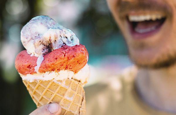 "Eis-Hunger" in der Regio: Lohn-Plus in der Süßwarenindustrie gefordert.
Eis geht immer: Die süßen Kugeln haben in den kommenden Wochen Hochkonjunktur. Sie kommen entweder von der Eisdiele um die Ecke oder von der Speiseeis-Industrie. „Dort allerdings werden Löhne gezahlt, von denen sich die Beschäftigten den Besuch in der Eisdiele selbst nicht regelmäßig erlauben können“, sagt die Gewerkschaft Nahrung-Genuss-Gaststätten.
Die NGG will jetzt mit Warnstreiks in der gesamten Süßwarenindustrie bessere Löhne durchsetzen.
Foto: Gewerkschaft Nahrung-Genuss-Gaststätten - Florian Göricke "Eis-Hunger" in der Regio: Lohn-Plus in der Süßwarenindustrie gefordert.
Eis geht immer: Die süßen Kugeln haben in den kommenden Wochen Hochkonjunktur. Sie kommen entweder von der Eisdiele um die Ecke oder von der Speiseeis-Industrie. „Dort allerdings werden Löhne gezahlt, von denen sich die Beschäftigten den Besuch in der Eisdiele selbst nicht regelmäßig erlauben können“, sagt die Gewerkschaft Nahrung-Genuss-Gaststätten.
Die NGG will jetzt mit Warnstreiks in der gesamten Süßwarenindustrie bessere Löhne durchsetzen.
Foto: Gewerkschaft Nahrung-Genuss-Gaststätten - Florian Göricke