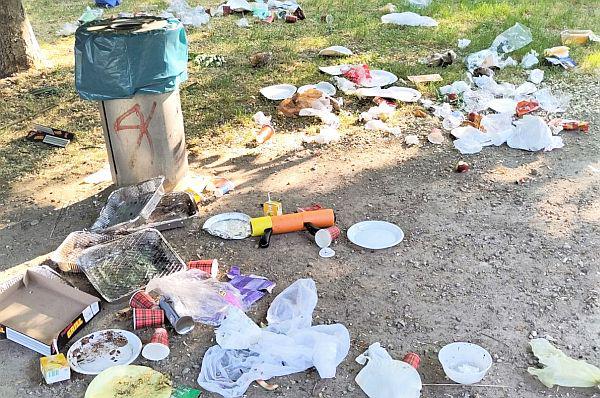 Müll, Müll und nochmals Müll in Weil am Rhein.
Eine echte Sauerei: Das Gelände der Landesgartenschau gleicht nach Picknickgelagen bei sommerlichen Temperaturen stellenweise einer Müllkippe.
Foto: Stadtverwaltung Weil am Rhein - Griese Müll, Müll und nochmals Müll in Weil am Rhein.
Eine echte Sauerei: Das Gelände der Landesgartenschau gleicht nach Picknickgelagen bei sommerlichen Temperaturen stellenweise einer Müllkippe.
Foto: Stadtverwaltung Weil am Rhein - Griese
