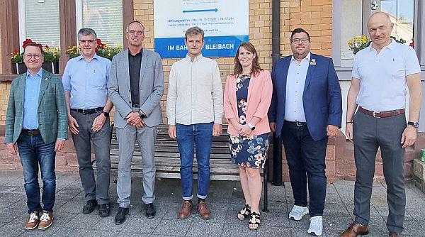 Julius Müller wird neuer Geschäftsführer der Tourismusregion ZweiTälerLand.
Von links: Bürgermeister Rötzer (Gutach im Breisgau), Bürgermeister Hämmerle (Winden im Elztal), Bürgermeister Schonefeld (Simonswald), Bürgermeister Hengstler (Gütenbach), Bürgermeister Mathis (Biederbach) und Erster Bürgermeister-Stellvertreter Disch (Elzach) begrüßen Julius Müller (Mitte) als neuen Geschäftsführer von ZweiTälerLand Tourismus.
Foto: ZweiTälerLand Tourismus
Julius Müller wird neuer Geschäftsführer der Tourismusregion ZweiTälerLand.
Von links: Bürgermeister Rötzer (Gutach im Breisgau), Bürgermeister Hämmerle (Winden im Elztal), Bürgermeister Schonefeld (Simonswald), Bürgermeister Hengstler (Gütenbach), Bürgermeister Mathis (Biederbach) und Erster Bürgermeister-Stellvertreter Disch (Elzach) begrüßen Julius Müller (Mitte) als neuen Geschäftsführer von ZweiTälerLand Tourismus.
Foto: ZweiTälerLand Tourismus