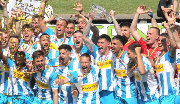 Vor zwei Wochen wurde der SV Oberachern Pokalsieger in Südbaden (Foto) - jetzt beschert ihm das Los in der ersten DFB-Pokalrunde den SC Freiburg!
RT-Archivbild Vor zwei Wochen wurde der SV Oberachern Pokalsieger in Südbaden (Foto) - jetzt beschert ihm das Los in der ersten DFB-Pokalrunde den SC Freiburg!
RT-Archivbild