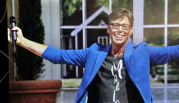 Hansy Vogt bei "Immer wieder sonntags"
Verabschiedung nach seinem Live-Auftritt
TV-Bild Hansy Vogt bei "Immer wieder sonntags"
Verabschiedung nach seinem Live-Auftritt
TV-Bild
