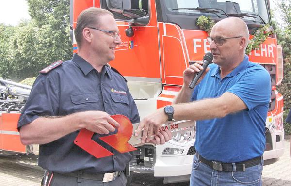 "Tag der offenen Tür" bei der Feuerwehr Emmendingen
Oberbürgermeister Stefan Schlatterer übergab heute Mittag der Freiwilligen Feuerwehr Emmendingen offiziell zwei neue Fahrzeuge (Wechsellader und Drehleiter), die mit einem siebenstelligen Betrag angeschafft werden konnten.
Bild: Reinhard Laniot / REGIOTRENDS lokal: "EM-extra" "Tag der offenen Tür" bei der Feuerwehr Emmendingen
Oberbürgermeister Stefan Schlatterer übergab heute Mittag der Freiwilligen Feuerwehr Emmendingen offiziell zwei neue Fahrzeuge (Wechsellader und Drehleiter), die mit einem siebenstelligen Betrag angeschafft werden konnten.
Bild: Reinhard Laniot / REGIOTRENDS lokal: "EM-extra"
