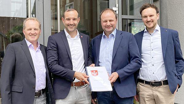 badenova und Heitersheim bleiben Partner.
Von links: Jochen Debus (Leitung badenova Kommunalmanagement), Christoph Zachow (Bürgermeister Heitersheim), Reinhold Lohr (Geschäftsführung badenovaNETZE) und Matthias Segeritz (Leitung Finanzverwaltung Heitersheim).
Foto: badenova badenova und Heitersheim bleiben Partner.
Von links: Jochen Debus (Leitung badenova Kommunalmanagement), Christoph Zachow (Bürgermeister Heitersheim), Reinhold Lohr (Geschäftsführung badenovaNETZE) und Matthias Segeritz (Leitung Finanzverwaltung Heitersheim).
Foto: badenova