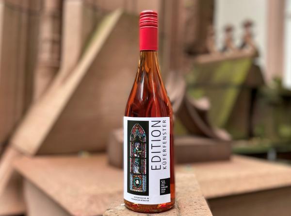 Rosé der Edition Küferfenster des Freiburger Weinfests, u. a. erhältlich im Münsterladen, kommt dem Erhalt des Freiburger Münsters zugute. Rosé der Edition Küferfenster des Freiburger Weinfests, u. a. erhältlich im Münsterladen, kommt dem Erhalt des Freiburger Münsters zugute.