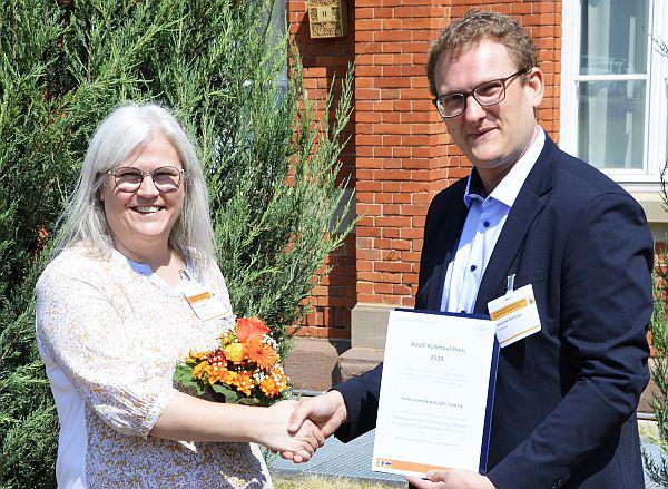 Dominik Bettinger mit Adolf-Kußmaul-Preis ausgezeichnet.
Dominik Bettinger nahm die Auszeichnung von Lara Gnügge von der Falk Foundation entgegen.
Foto: Universitätsklinikum Freiburg - Falk Foundation e.V. Dominik Bettinger mit Adolf-Kußmaul-Preis ausgezeichnet.
Dominik Bettinger nahm die Auszeichnung von Lara Gnügge von der Falk Foundation entgegen.
Foto: Universitätsklinikum Freiburg - Falk Foundation e.V.