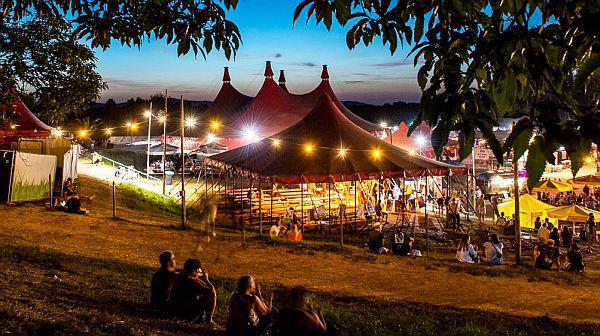 39. Zelt-Musik-Festival Freiburg steht unter dem Motto „Sommerzauber“.
Foto: Zelt-Musik-Festival GmbH - Klaus Polkowski 39. Zelt-Musik-Festival Freiburg steht unter dem Motto „Sommerzauber“.
Foto: Zelt-Musik-Festival GmbH - Klaus Polkowski