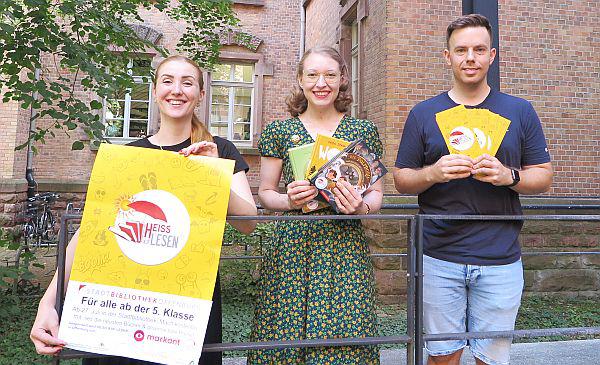 27. Juli: Ferienaktion "Heiß auf Lesen" startet in Offenburg.
Startklar für die Sommerferien (von links): Sueva Chabenat, Verena Schlupp und Jan Roth haben in der Stadtbibliothek Offenburg alles für die Aktion "Heiß auf Lesen" vorbereitet und brandaktuellen Lesestoff für Kinder und Jugendliche ausleihfertig bearbeitet.
Foto: Stadt Offenburg - Malena Kimmig 27. Juli: Ferienaktion "Heiß auf Lesen" startet in Offenburg.
Startklar für die Sommerferien (von links): Sueva Chabenat, Verena Schlupp und Jan Roth haben in der Stadtbibliothek Offenburg alles für die Aktion "Heiß auf Lesen" vorbereitet und brandaktuellen Lesestoff für Kinder und Jugendliche ausleihfertig bearbeitet.
Foto: Stadt Offenburg - Malena Kimmig