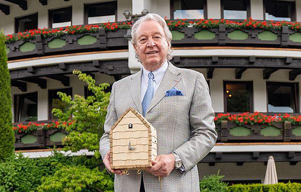 3. Schwarzwald Genuss-Award „kuckuck 23“ in Kirchzarten verliehen.
kuckuck Award 23-Ehrenpreisträger Hermann Bareiss (Bild).
Foto: Schwarzwald Tourismus GmbH 3. Schwarzwald Genuss-Award „kuckuck 23“ in Kirchzarten verliehen.
kuckuck Award 23-Ehrenpreisträger Hermann Bareiss (Bild).
Foto: Schwarzwald Tourismus GmbH