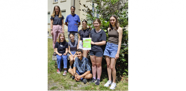 Schiller-Gymnasium. Über 1203 Euro freut sich die Klimaschutz-AG des Schiller-Gymnasiums zusammen mit den Lehrkräften Christian Enderle und Johanna Hauberle.
Foto: Siefke/Stadt Offenburg Schiller-Gymnasium. Über 1203 Euro freut sich die Klimaschutz-AG des Schiller-Gymnasiums zusammen mit den Lehrkräften Christian Enderle und Johanna Hauberle.
Foto: Siefke/Stadt Offenburg