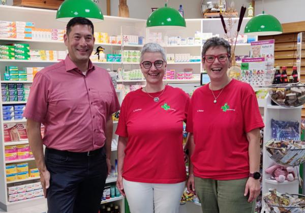 Von links: Bürgermeister Markus Hollemann, Sabine Kimmer (Apothekenleitung), Petra Weber (Service & Orga) | Bild: Gemeinde Denzlingen Von links: Bürgermeister Markus Hollemann, Sabine Kimmer (Apothekenleitung), Petra Weber (Service & Orga) | Bild: Gemeinde Denzlingen