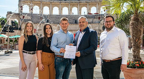 Von links: Cynthia Ziegler und Annabelle Galm, Ausbildungsleiterinnen des Europa-Park, Frederik Mack, Direktor Human Resources des Europa-Park, Peter Erhardt, stellvertretender Landesvorsitzender des DEHOGA Baden-Württemberg und Jan-Luca Bachmann, stellvertretender Direktor Human Resources des Europa-Park Von links: Cynthia Ziegler und Annabelle Galm, Ausbildungsleiterinnen des Europa-Park, Frederik Mack, Direktor Human Resources des Europa-Park, Peter Erhardt, stellvertretender Landesvorsitzender des DEHOGA Baden-Württemberg und Jan-Luca Bachmann, stellvertretender Direktor Human Resources des Europa-Park