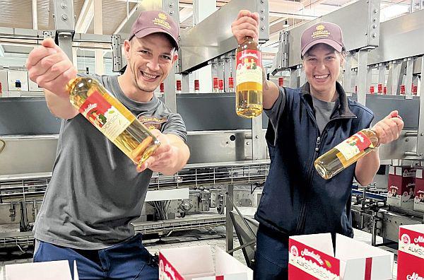 ALMLIESEL und ALMSCHORSCH: Perfekt im Sommer, ideal zum Oktoberfest und voll im Trend.
Frisch aus der Abfüllung: BWK Kellermeister Julian Mather (links) und Weintechnologin Jessica Hammer (rechts) holen den ALMSCHORSCH (hier im Bild) und danach die ALMLIESEL direkt vom laufenden Band. Die neuen Almdudler Weinschorlen aus Breisach kommen jetzt in den Handel.
Foto: Badischer Winzerkeller eG ALMLIESEL und ALMSCHORSCH: Perfekt im Sommer, ideal zum Oktoberfest und voll im Trend.
Frisch aus der Abfüllung: BWK Kellermeister Julian Mather (links) und Weintechnologin Jessica Hammer (rechts) holen den ALMSCHORSCH (hier im Bild) und danach die ALMLIESEL direkt vom laufenden Band. Die neuen Almdudler Weinschorlen aus Breisach kommen jetzt in den Handel.
Foto: Badischer Winzerkeller eG