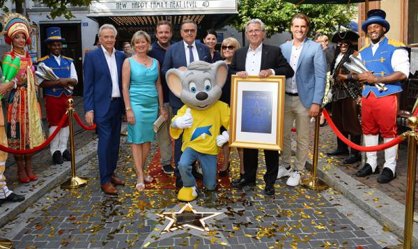 Ein Stern auf dem Walk of Fame im Europa-Park - Werner Kimmig mit seiner Frau Ursula und Familie Mack
Bild: Europa-Park Ein Stern auf dem Walk of Fame im Europa-Park - Werner Kimmig mit seiner Frau Ursula und Familie Mack
Bild: Europa-Park