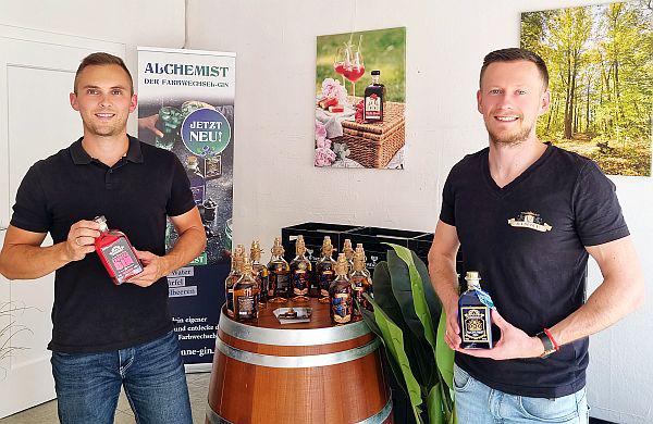 Ab sofort im Pop-Up Store in Emmendingen: V-Sinne Schwarzwald Brennerei.
Die beiden Geschäftsführer Johann Buchmüller und Viktor Svetlov im neuen Pop-Up Store in der Markgrafenstraße 5 in Emmendingen.
Foto: Stadt Emmendingen Ab sofort im Pop-Up Store in Emmendingen: V-Sinne Schwarzwald Brennerei.
Die beiden Geschäftsführer Johann Buchmüller und Viktor Svetlov im neuen Pop-Up Store in der Markgrafenstraße 5 in Emmendingen.
Foto: Stadt Emmendingen