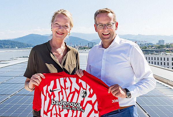 Ministerin Walker besuchte Pionierprojekte der Photovoltaik in Freiburg.
Thekla Walker (Ministerin für Umwelt, Klima und Energiewirtschaft, links) und Heinz-Werner Hölscher (Vorstand badenova).
Foto: badenova Ministerin Walker besuchte Pionierprojekte der Photovoltaik in Freiburg.
Thekla Walker (Ministerin für Umwelt, Klima und Energiewirtschaft, links) und Heinz-Werner Hölscher (Vorstand badenova).
Foto: badenova