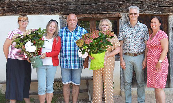 Kindern in Not- und Krisensituationen helfen - Landkreis Lörrach sucht neue Pflegeeltern auf Zeit.
Haben vielen Kindern Hilfe in größter Not geleistet: Familie Hopfner (links) und Familie Hoffarth, mit Anna Hübner (links außen) und Bettina Leonhardt (rechts außen) vom Pflege- und Adoptivkinderdienst des Landkreises Lörrach.
Foto: Landratsamt Lörrach Kindern in Not- und Krisensituationen helfen - Landkreis Lörrach sucht neue Pflegeeltern auf Zeit.
Haben vielen Kindern Hilfe in größter Not geleistet: Familie Hopfner (links) und Familie Hoffarth, mit Anna Hübner (links außen) und Bettina Leonhardt (rechts außen) vom Pflege- und Adoptivkinderdienst des Landkreises Lörrach.
Foto: Landratsamt Lörrach