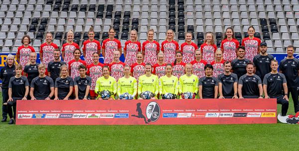 Über 10.000 Tickets sind bereits für den Liga-Auftakt im Dreisamstadion verkauft. Erstmalig wird bei einem Frauen-Bundesliga-Spiel auch die Osttribüne geöffnet sein. Alles angerichtet also für eine große Kulisse für das SC-Frauenteam (Bild) gegen die Münchenerinnen.
RT-Archivbild Über 10.000 Tickets sind bereits für den Liga-Auftakt im Dreisamstadion verkauft. Erstmalig wird bei einem Frauen-Bundesliga-Spiel auch die Osttribüne geöffnet sein. Alles angerichtet also für eine große Kulisse für das SC-Frauenteam (Bild) gegen die Münchenerinnen.
RT-Archivbild