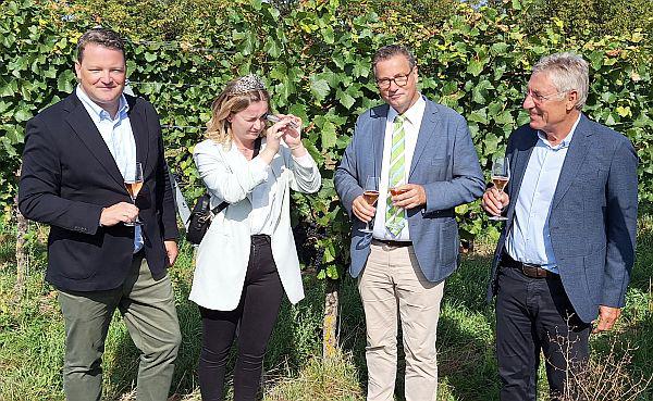 Ein Jahrgang mit guten Vorzeichen, trotz klimatischer Herausforderungen.
Weinkönigin Julia Noll prüft das Mostgewicht während Geschäftsführer Holger Klein, Minister Peter Hauk (Mitte) und Weinbaupräsident Rainer Zeller auf den Jahrgang 2023 anstoßen
Foto: Badischer Weinbauverband Ein Jahrgang mit guten Vorzeichen, trotz klimatischer Herausforderungen.
Weinkönigin Julia Noll prüft das Mostgewicht während Geschäftsführer Holger Klein, Minister Peter Hauk (Mitte) und Weinbaupräsident Rainer Zeller auf den Jahrgang 2023 anstoßen
Foto: Badischer Weinbauverband