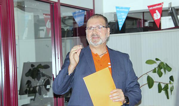 Rundgang der Kreishandwerkerschaft Emmendingen am heutigen "Tag des Handwerks" - Besuch von vier Handwerksbetrieben in Bahlingen am Kaiserstuhl
Kreishandwerksmeister Martin Schubnell
REGIOTRENDS-Foto: Reinhard Laniot Rundgang der Kreishandwerkerschaft Emmendingen am heutigen "Tag des Handwerks" - Besuch von vier Handwerksbetrieben in Bahlingen am Kaiserstuhl
Kreishandwerksmeister Martin Schubnell
REGIOTRENDS-Foto: Reinhard Laniot