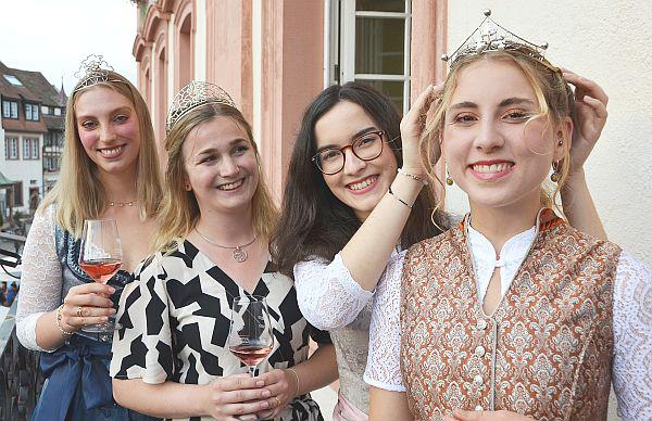 Nicole Mußler ist neue Weinprinzessin der Weinmanufaktur Gengenbach-Offenburg.
Von links: Elisa Busam, Julia Noll, Laura München und Nivole Mußler.
Foto: suwa wortwahl - Susanne Wagner-Köppel Nicole Mußler ist neue Weinprinzessin der Weinmanufaktur Gengenbach-Offenburg.
Von links: Elisa Busam, Julia Noll, Laura München und Nivole Mußler.
Foto: suwa wortwahl - Susanne Wagner-Köppel