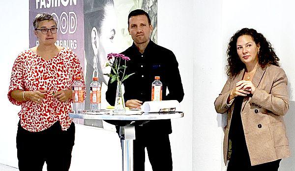 29./30. September: Fashion and Food Festival Freiburg.
Von links: Hanna Böhme (FWTM-Geschäftsführerin), David Lehr (Vorstandsmitglied von z’Friburg in der Stadt e.V.) und Ulrike Steinfels (Vertreterin der Initiative Schneckenvorstadt).
Foto: Freiburg Wirtschaft Touristik und Messe GmbH 29./30. September: Fashion and Food Festival Freiburg.
Von links: Hanna Böhme (FWTM-Geschäftsführerin), David Lehr (Vorstandsmitglied von z’Friburg in der Stadt e.V.) und Ulrike Steinfels (Vertreterin der Initiative Schneckenvorstadt).
Foto: Freiburg Wirtschaft Touristik und Messe GmbH