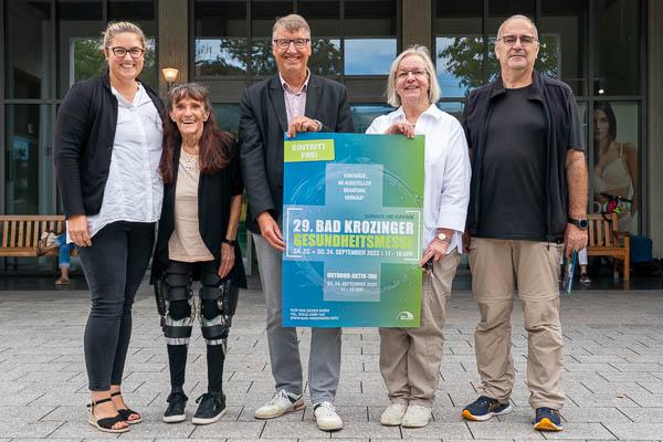 29. Bad Krozinger Gesundheitsmesse am 23. und 24. September mit Outdoor-Aktiv-Tag am Sonntag
Von links: Mona Seifert-Maciejczyk, Lucia Kurs, Kurdirektor Rolf Rubsamen, Projektleiterin Ina Fuchs, Prof. Dr. Andreas Matzarakis.
Foto: Jens Glade / Internetzeitung REGIOTRENDS 29. Bad Krozinger Gesundheitsmesse am 23. und 24. September mit Outdoor-Aktiv-Tag am Sonntag
Von links: Mona Seifert-Maciejczyk, Lucia Kurs, Kurdirektor Rolf Rubsamen, Projektleiterin Ina Fuchs, Prof. Dr. Andreas Matzarakis.
Foto: Jens Glade / Internetzeitung REGIOTRENDS