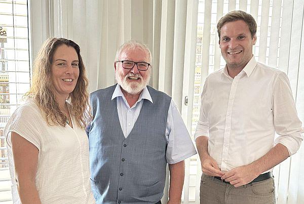 "Modellvorhaben der Sozialstation Herbolzheim unterstützen".
Von links: Nathalie Müller (Geschäftsführerin Ökumenische Sozialstation St. Franziskus gGmbH), Richard Obert (Prokurist Ökumenische Sozialstation St. Franziskus gGmbH) und Yannick Bury.
Foto: Büro Yannick Bury "Modellvorhaben der Sozialstation Herbolzheim unterstützen".
Von links: Nathalie Müller (Geschäftsführerin Ökumenische Sozialstation St. Franziskus gGmbH), Richard Obert (Prokurist Ökumenische Sozialstation St. Franziskus gGmbH) und Yannick Bury.
Foto: Büro Yannick Bury