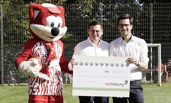 Bolzplatz am Kreuzsteinacker in Freiburg kann wieder bespielt werden
Oberbürgermeister Martin Horn und SC-Vorstand Oliver Leki (links)
Bild: Jens Glade / Internetzeitung REGIOTRENDS Bolzplatz am Kreuzsteinacker in Freiburg kann wieder bespielt werden
Oberbürgermeister Martin Horn und SC-Vorstand Oliver Leki (links)
Bild: Jens Glade / Internetzeitung REGIOTRENDS