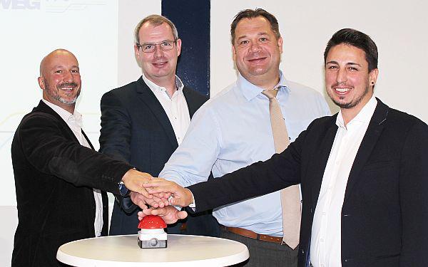 Startschuss für Einführung von IVU.plan im Geschäftsbereich Busverkehr im SWEG-Konzern in Lahr gefallen.
Drückten den symbolischen Startknopf für die Einführung der Betriebsplanungssoftware IVU.plan im SWEG-Konzern (von links): Marc Schaffert (Geschäftsführer IVU Traffic Technologies Schweiz AG), Konstantin Egert (Leiter des Busbetriebs bei der SWEG), SWEG-Geschäftsführer Thilo Grabo und Timo Remlinger (Leiter des SWEG-Stabsbereichs Digitalisierung/ITCS/Vertriebstechnik).
Foto: SWEG Südwestdeutsche Landesverkehrs-GmbH
Startschuss für Einführung von IVU.plan im Geschäftsbereich Busverkehr im SWEG-Konzern in Lahr gefallen.
Drückten den symbolischen Startknopf für die Einführung der Betriebsplanungssoftware IVU.plan im SWEG-Konzern (von links): Marc Schaffert (Geschäftsführer IVU Traffic Technologies Schweiz AG), Konstantin Egert (Leiter des Busbetriebs bei der SWEG), SWEG-Geschäftsführer Thilo Grabo und Timo Remlinger (Leiter des SWEG-Stabsbereichs Digitalisierung/ITCS/Vertriebstechnik).
Foto: SWEG Südwestdeutsche Landesverkehrs-GmbH