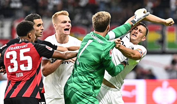 Torloses Gastspiel des SC Freiburg bei Eintracht Frankfurt
Rudelbildung: Rangelei zwischen Kevin Trapp und Maximilian Eggestein (rechs) - GELB für beide!
Bild: Stephan Eckenfels Torloses Gastspiel des SC Freiburg bei Eintracht Frankfurt
Rudelbildung: Rangelei zwischen Kevin Trapp und Maximilian Eggestein (rechs) - GELB für beide!
Bild: Stephan Eckenfels