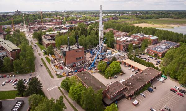 Hochschule Offenburg und Herrenknecht Vertical GmbH forschen an KI-Steuerung zum Schallschutz bei Erdwärme-Bohrungen.
Auf dem Gelände der Universität von Helsinki erschloss das InnovaRig (TI-350 Box-on-box) Erdwärmequellen mit zwei 7.000 Meter tiefen Bohrungen. Der laufende Uni-Betrieb wurde dank des umfassenden Lärmschutzkonzepts nicht beeinträchtigt.
Foto: Hochschule Offenburg - Herrenknecht Vertical GmbH
Hochschule Offenburg und Herrenknecht Vertical GmbH forschen an KI-Steuerung zum Schallschutz bei Erdwärme-Bohrungen.
Auf dem Gelände der Universität von Helsinki erschloss das InnovaRig (TI-350 Box-on-box) Erdwärmequellen mit zwei 7.000 Meter tiefen Bohrungen. Der laufende Uni-Betrieb wurde dank des umfassenden Lärmschutzkonzepts nicht beeinträchtigt.
Foto: Hochschule Offenburg - Herrenknecht Vertical GmbH