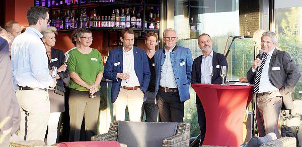 Jubiläum: 30 Jahre Freiburg -S- Wirtschaftsimmobilien GmbH & Co. KG gefeiert.
Von links: Annette Theobald (Erste Vorsitzende der Freiburger Tafel e.V.), Hanna Böhme (FWTM-Geschäftsführung), Patrick Egloff (Geschäftsführender Gesellschafter der J.W. Zander GmbH), Christopher Höfler (Geschäftsführung Sacker Architekten GmbH), Bernd Dallmann (ehemalige FWTM-Geschäftsführung), Detlef Sacker (Gründer von Sacker Architekten GmbH) und Bürgermeister Stefan Breiter.
Foto: Freiburg Wirtschaft Touristik und Messe GmbH - Joost
Jubiläum: 30 Jahre Freiburg -S- Wirtschaftsimmobilien GmbH & Co. KG gefeiert.
Von links: Annette Theobald (Erste Vorsitzende der Freiburger Tafel e.V.), Hanna Böhme (FWTM-Geschäftsführung), Patrick Egloff (Geschäftsführender Gesellschafter der J.W. Zander GmbH), Christopher Höfler (Geschäftsführung Sacker Architekten GmbH), Bernd Dallmann (ehemalige FWTM-Geschäftsführung), Detlef Sacker (Gründer von Sacker Architekten GmbH) und Bürgermeister Stefan Breiter.
Foto: Freiburg Wirtschaft Touristik und Messe GmbH - Joost