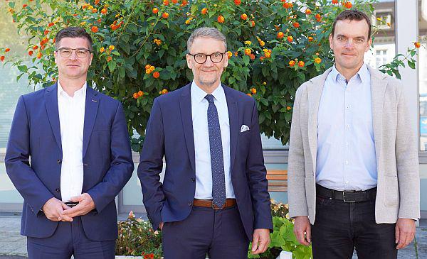 Großprojekt für die Energiewende.
Von links: Daniel Halter (Geschäftsführer der Industrie- und Gewerbezentrum Raum Lahr GmbH), Lahrs Oberbürgermeister Markus Ibert und Friesenheims Bürgermeister Erik Weide.
Quelle: Stadt Lahr Großprojekt für die Energiewende.
Von links: Daniel Halter (Geschäftsführer der Industrie- und Gewerbezentrum Raum Lahr GmbH), Lahrs Oberbürgermeister Markus Ibert und Friesenheims Bürgermeister Erik Weide.
Quelle: Stadt Lahr
