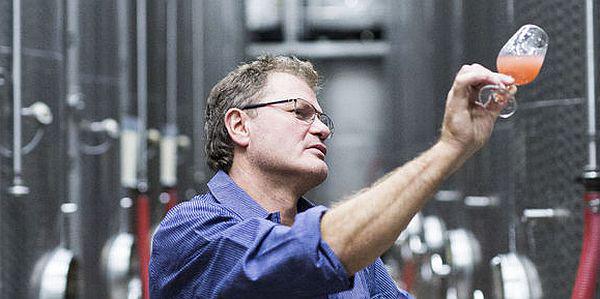 Genossenschaftliche Weinlese in Baden: Aufwändige Arbeit im Weinberg sichert hohe Qualität im Glas.
Foto: Baden-Württembergischer Genossenschaftsverband e.V. Genossenschaftliche Weinlese in Baden: Aufwändige Arbeit im Weinberg sichert hohe Qualität im Glas.
Foto: Baden-Württembergischer Genossenschaftsverband e.V.