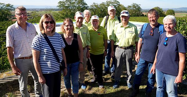 Neue Bad Krozinger Rebbergrunde offiziell eingeweiht
Von rechts: Christel Bücker und Michael Hoeper von der ArchäologieWerkstatt, Delegation des Schwarzwaldvereins Staufen - Bad Krozingen mit dem Vorsitzenden Hans-Martin Schaller, Ortsvorsteherin Andrea Nolde, 1. Bürgermeister-Stellvertreterin Sabine Pfefferle, Kurdirektor Rolf Rubsamen
Bild: KUR UND BÄDER GMBH, BAD KROZINGEN Neue Bad Krozinger Rebbergrunde offiziell eingeweiht
Von rechts: Christel Bücker und Michael Hoeper von der ArchäologieWerkstatt, Delegation des Schwarzwaldvereins Staufen - Bad Krozingen mit dem Vorsitzenden Hans-Martin Schaller, Ortsvorsteherin Andrea Nolde, 1. Bürgermeister-Stellvertreterin Sabine Pfefferle, Kurdirektor Rolf Rubsamen
Bild: KUR UND BÄDER GMBH, BAD KROZINGEN