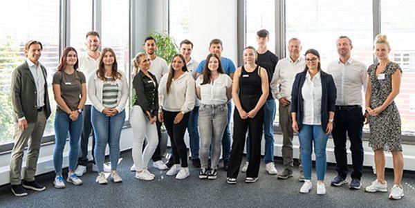 Ausbildungsbeginn bei Götz + Moriz.
Die Auszubildenden freuen sich auf die Ausbildungszeit bei der Götz + Moriz GmbH.
Foto: Wertheimer-Gruppe Ausbildungsbeginn bei Götz + Moriz.
Die Auszubildenden freuen sich auf die Ausbildungszeit bei der Götz + Moriz GmbH.
Foto: Wertheimer-Gruppe