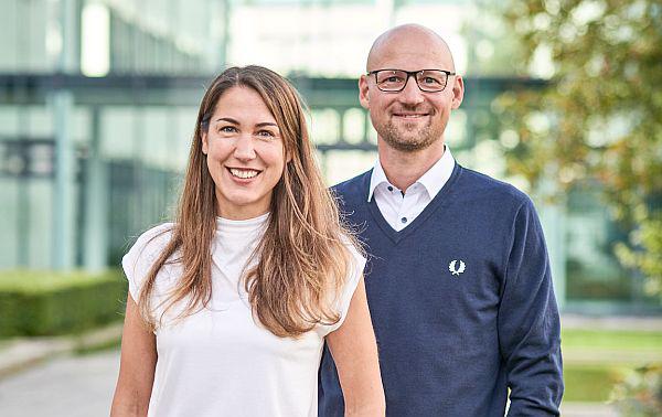 Doppelspitze für JobRad Holding-Tochter LOFINO.
Sabine Hammes und Andreas Schuierer (LOFINO GmbH).
Foto: JobRad GmbH - erikbohr-fotograf.com Doppelspitze für JobRad Holding-Tochter LOFINO.
Sabine Hammes und Andreas Schuierer (LOFINO GmbH).
Foto: JobRad GmbH - erikbohr-fotograf.com