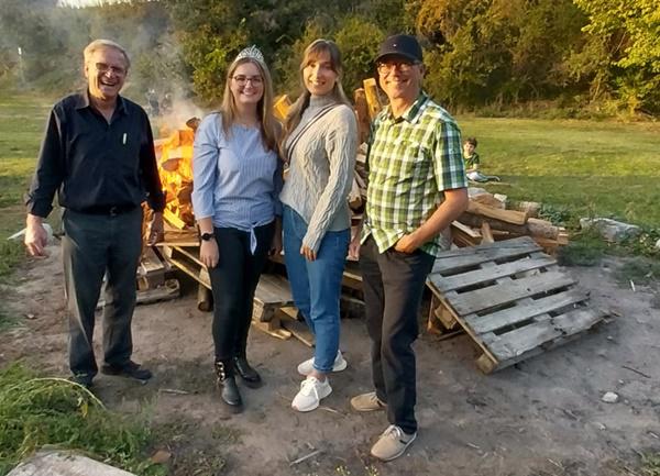 Entzündung des Herbstfeuers am Tuniberg. Von links: Günter Linser, Verena Haßler. Geraldine Liebs und Frank Greschel.
Bild: Matthias Reinbold Entzündung des Herbstfeuers am Tuniberg. Von links: Günter Linser, Verena Haßler. Geraldine Liebs und Frank Greschel.
Bild: Matthias Reinbold