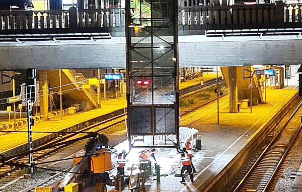 Aufzug 4 am Hauptbahnhof Freiburg: Zehn Tonnen schweres Aufzugschachtgerüst wurde eingehoben.
Foto: Freiburger Verkehrs AG Aufzug 4 am Hauptbahnhof Freiburg: Zehn Tonnen schweres Aufzugschachtgerüst wurde eingehoben.
Foto: Freiburger Verkehrs AG